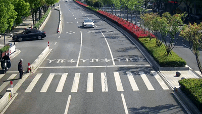 小鹏P7停车礼让 随后看呆：老奶奶5秒跑过斑马线还竖大拇指