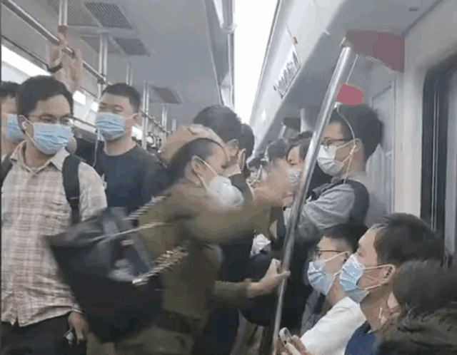 女子地铁上辱骂殴打男子 通报来了：拘留10天 罚款500