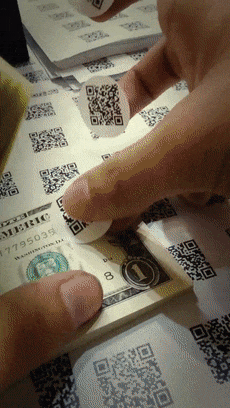 网红富豪空中狂撒700万现金：上千人用麻袋捡钱