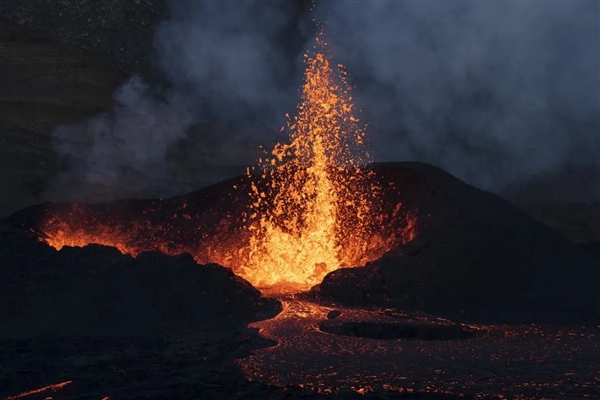 火山即将大爆发 冰岛宣布紧急状态：“世界末日”要来了吗