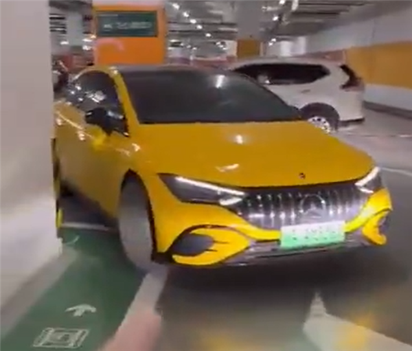 自爆卡车?奔驰EQE车库逆行:反怪特斯拉Model 3车主不让路