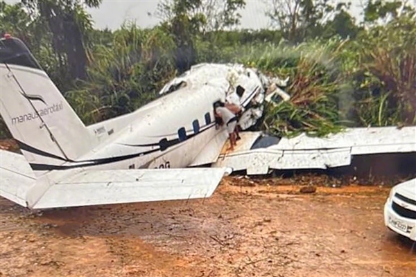 美国一飞行比赛发生意外：2架飞机降落时相撞致2飞行员死亡