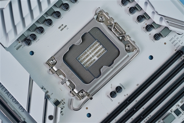 纯白PCB夺目!影驰Z790金属大师D5 Wi-Fi白金版图赏