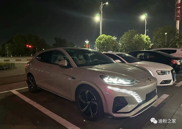 超强辨识度!腾势N7夜晚亮灯实拍:“世界级SUV”感受下