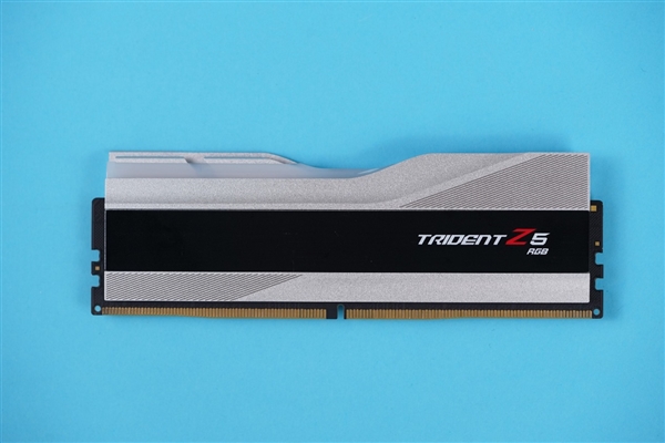 宛如超跑干练极致!芝奇幻锋戟Z5 RGB DDR5 7200 24GB内存图赏