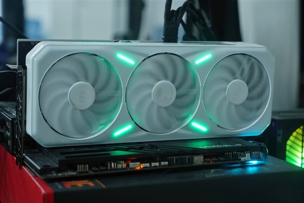 纯白陶瓷设计耳目一新！铭瑄RTX 4080瑷珈图赏