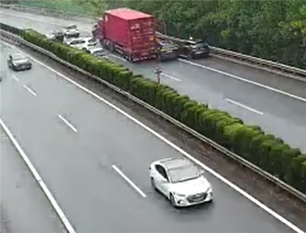 令人血压飙升!一SUV高速快车道停车致多车连撞:后果惨烈