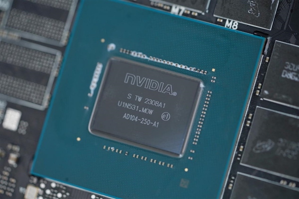 独特磁吸智屏！七彩虹iGame RTX 4070 Vulcan OC显卡图赏