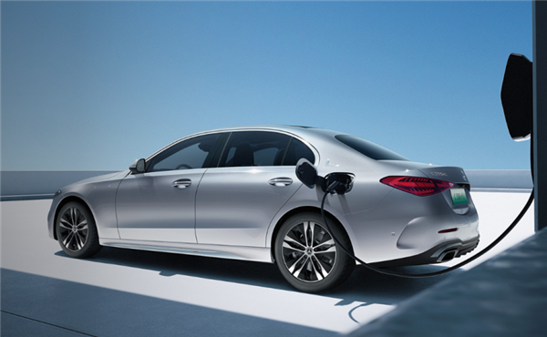 这才是C级该有的样子 全新奔驰C 350 eL上市 2.0T+插混 售价40.56万元
