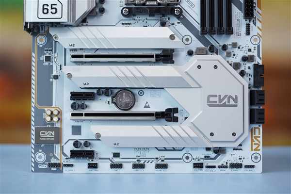 白色攒机首先!七彩虹CVN B650 GAMING FROZEN V14主板图赏