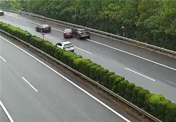 令人血压飙升!一SUV高速快车道停车致多车连撞:后果惨烈