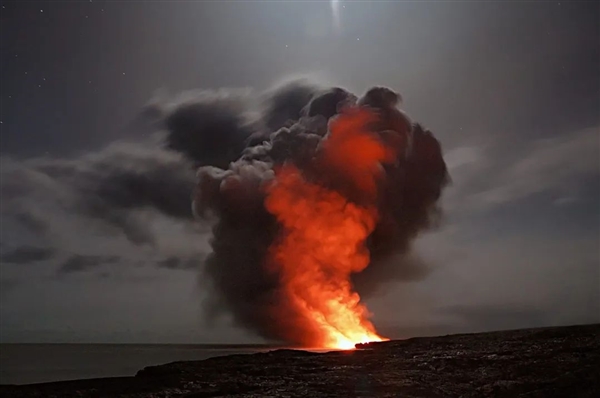 火山即将大爆发 冰岛宣布紧急状态：“世界末日”要来了吗