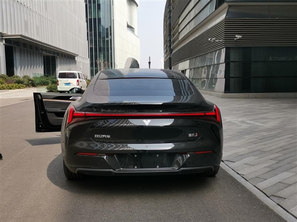 君子动口不动手 开了三天哪吒S:用嘴就能控全车