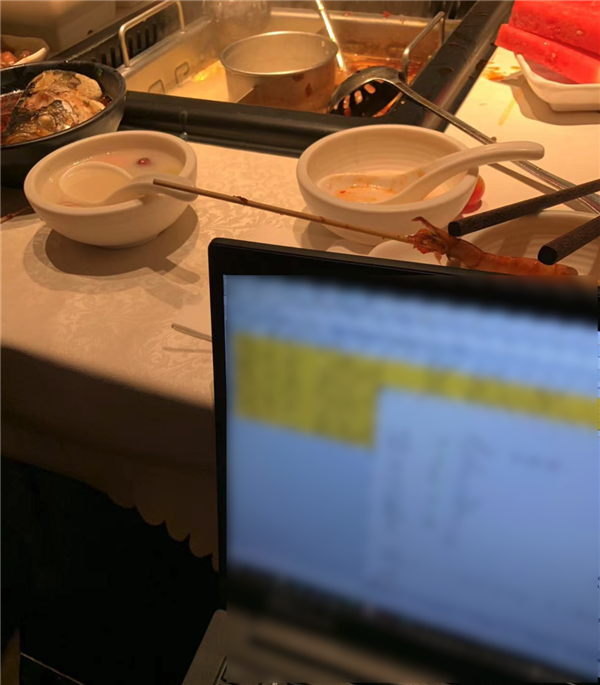 站着喝酒的孔乙己:就像写字楼里的年轻人