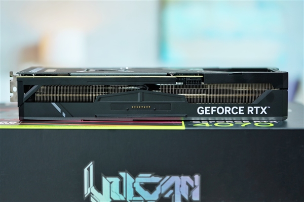 独特磁吸智屏！七彩虹iGame RTX 4070 Vulcan OC显卡图赏