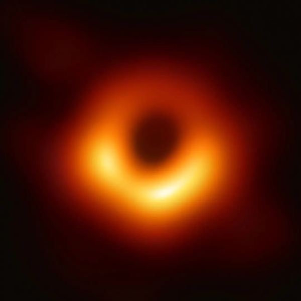 M87黑洞最新照片震撼公布！一年旋转30度、完美符合预测