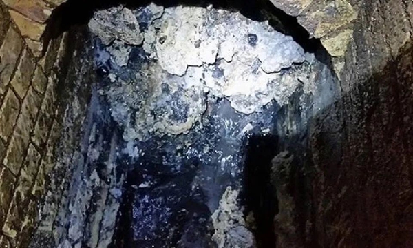 把油倒入下水道的后果!伦敦养出400吨重脂肪巨兽:比混凝土还硬