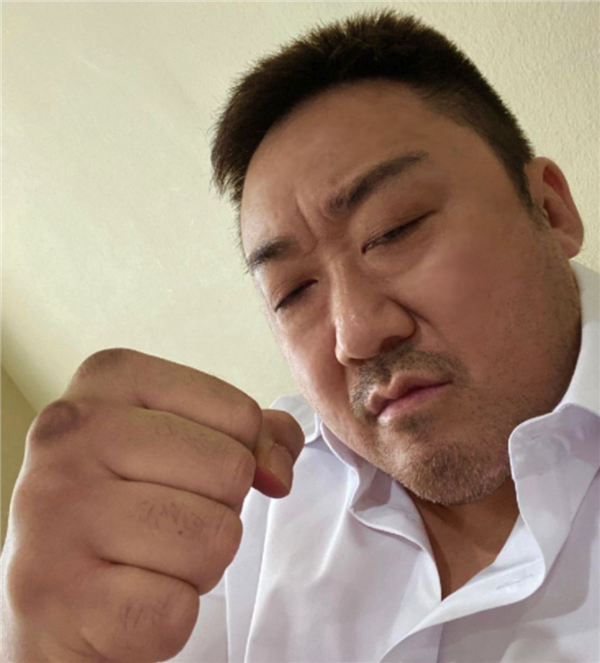 中年大叔的自拍照 正被网友们拿去当头像