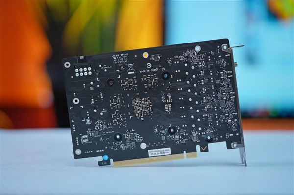 高颜值波普风！七彩虹RTX 4060 Ti Ultra W OC显卡图赏