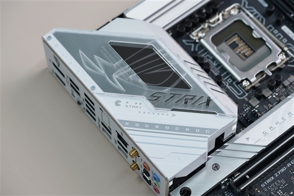 身披银白战甲！华硕ROG STRIX Z790-A GAMING WIFI D4吹雪主板图赏