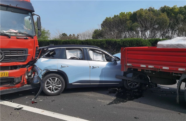 来自“公路王者”的检验!蔚来ES6被两大货车夹击:框架完好人员安全
