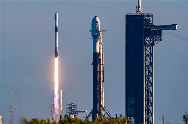 SpaceX四枚火箭同时矗立发射场！星舰合体 准备第三飞