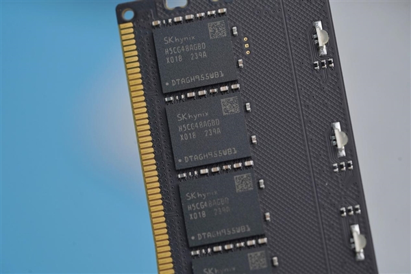 狂飙8000MHz!朗科Z RGB DDR5-8000 16GB电镀银内存图赏