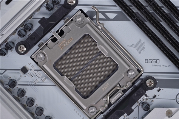 白色攒机首先!七彩虹CVN B650 GAMING FROZEN V14主板图赏