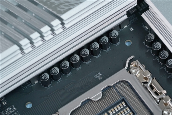 新一代小雕！技嘉Z790 AORUS ELITE AX主板图赏
