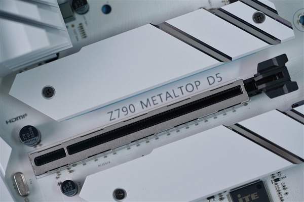 纯白PCB夺目!影驰Z790金属大师D5 Wi-Fi白金版图赏