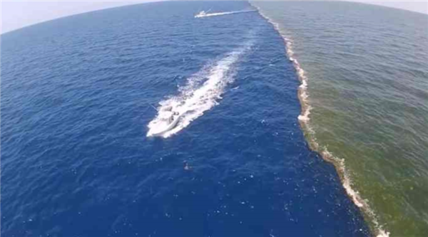 法国潜水员在海底奔跑 竟发现“海滩”:海水咋会被分开?
