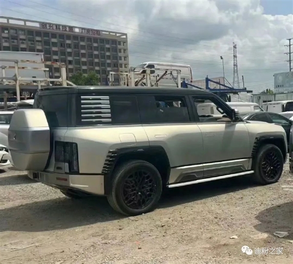 比亚迪百万越野车 仰望U8近距离实拍:气场比路虎卫士强多了