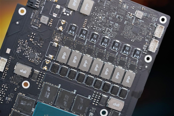 独特磁吸智屏！七彩虹iGame RTX 4070 Vulcan OC显卡图赏