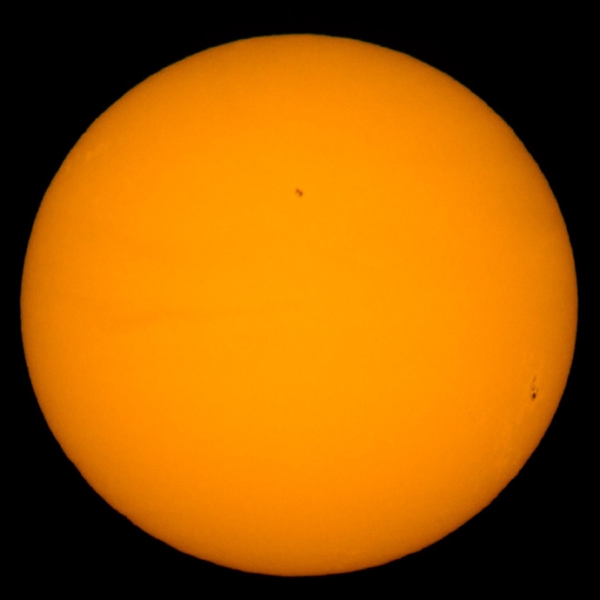 NASA拍到太阳北极一块断裂脱落:前所未有 科学家都懵了