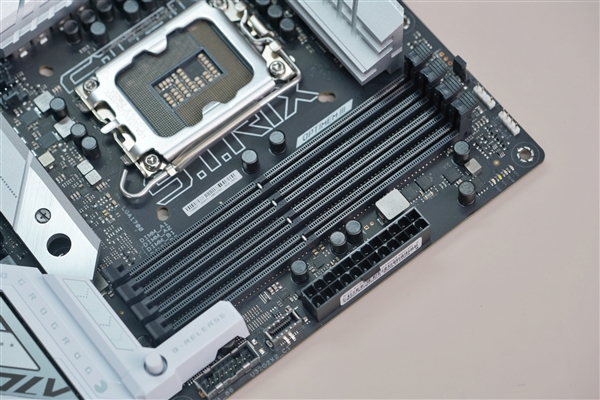 身披银白战甲！华硕ROG STRIX Z790-A GAMING WIFI D4吹雪主板图赏