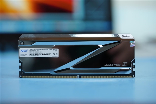 狂飙8000MHz!朗科Z RGB DDR5-8000 16GB电镀银内存图赏