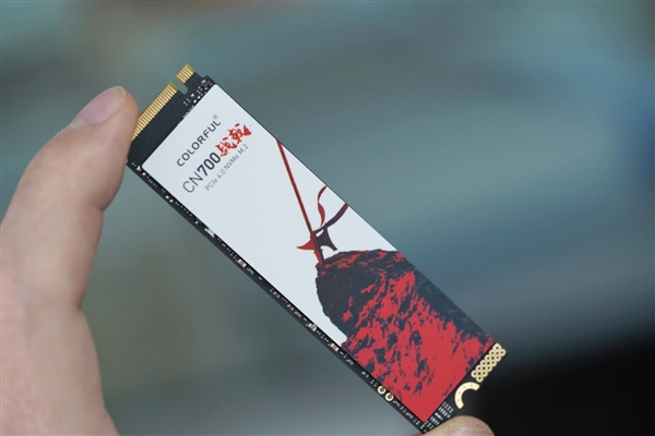 国产主控闪存、满血PCIe 4.0！七彩虹战戟CN700 1TB SSD图赏