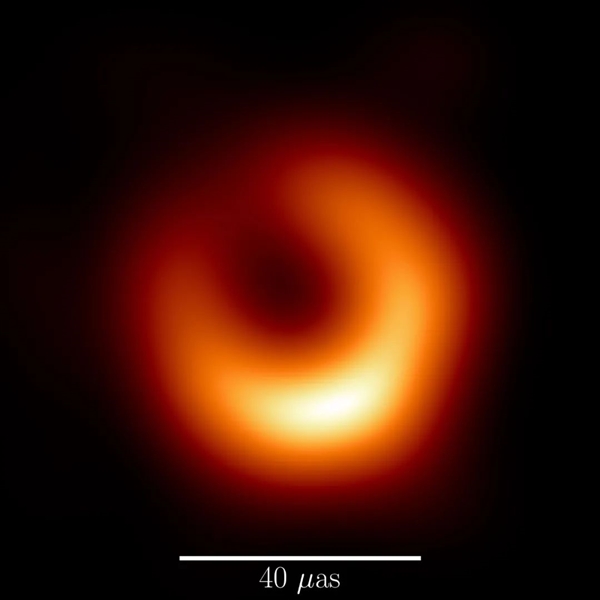 M87黑洞最新照片震撼公布！一年旋转30度、完美符合预测