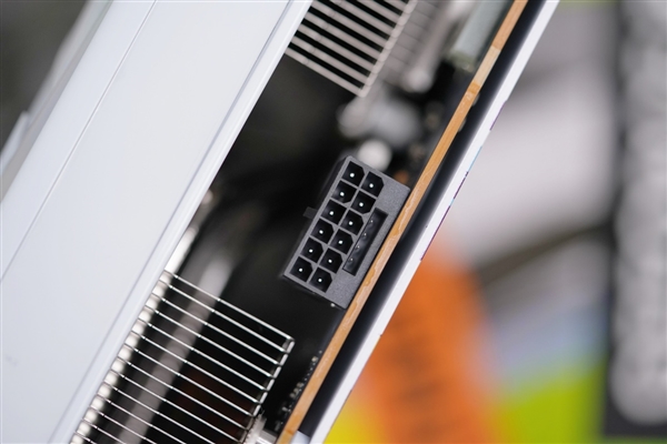 通体白色高颜值!铭瑄RTX 4070 iCraft OS12G瑷珈显卡图赏
