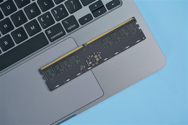 狂飙8000MHz!朗科Z RGB DDR5-8000 16GB电镀银内存图赏