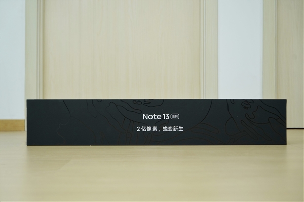 竟然是一块滑板！Redmi Note 13系列发布会邀请函图赏