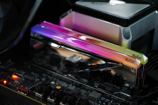 狂飙8000MHz!朗科Z RGB DDR5-8000 16GB电镀银内存图赏
