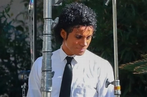 迈克尔杰克逊传记片《迈克尔》路透照 太像本尊