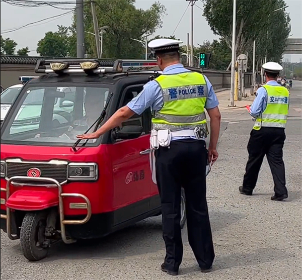老年代步车机动车道压实线撞汽车 家属不赔:要钱没有要命一条