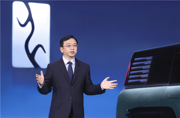 2023首台“王炸”新车？最贵比亚迪仰望U8 原地掉头还能当船开