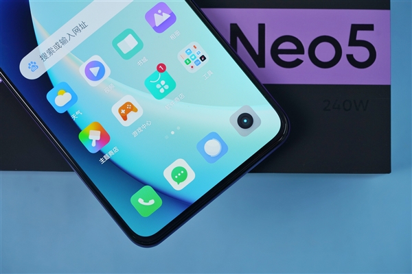 全球首发量产240W秒充！真我GT Neo5图赏