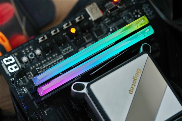 狂飙8000MHz!朗科Z RGB DDR5-8000 16GB电镀银内存图赏