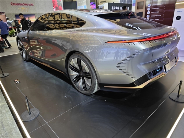 采用对开门设计 自带彩电沙发！创维首款轿车SKYHOME亮相AWE 2024