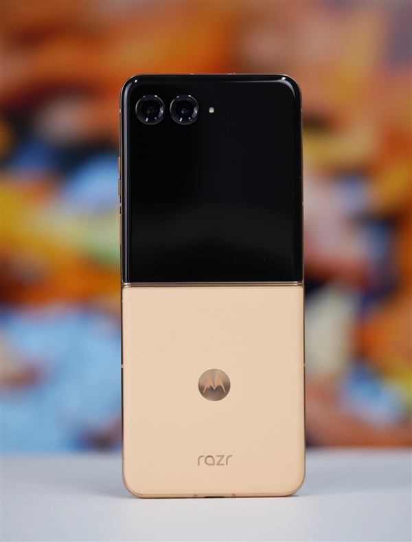 4英寸超大无界外屏 小折叠moto razr 50 Ultra图赏