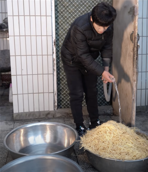 周杰伦模仿大赛：粥饼伦击败周杰伦 日复一日做鸡蛋灌饼